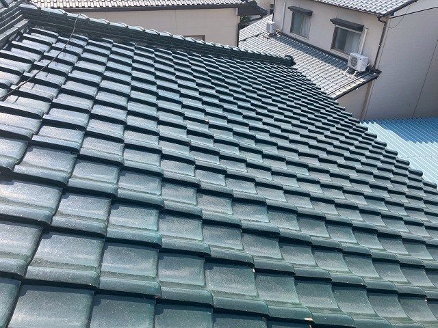 岐阜市で店舗付き住宅の瓦屋根を点検！看板の付いている壁の立ち上がりで問題が発生